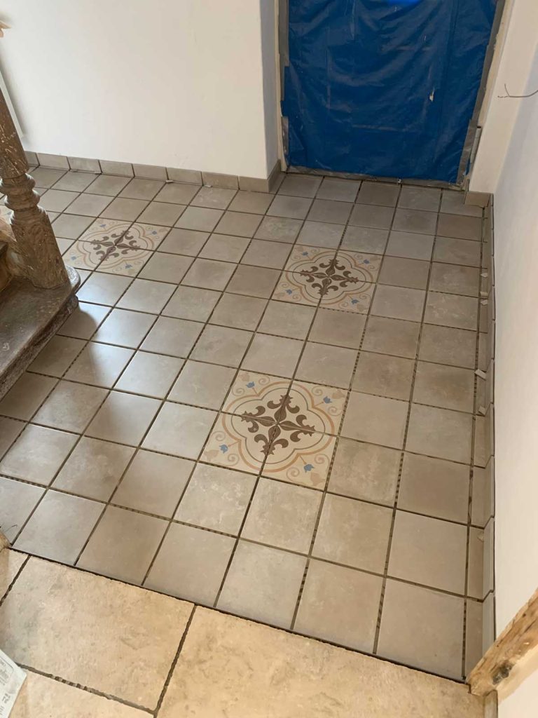 Fliesen-verlegt-sockel-gestellt